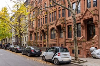 140 W 74th St in New York, NY - Building Photo - Building Photo