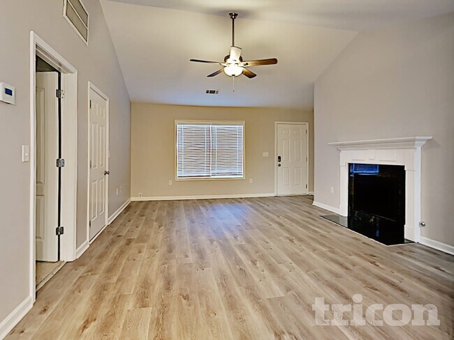 215 Millwheel Dr in Villa Rica, GA - Foto de edificio - Building Photo