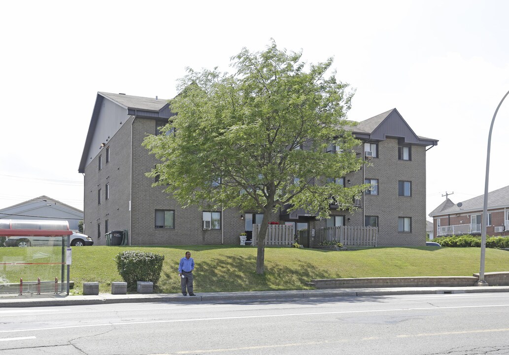 17704 de Pierrefonds in Montréal, QC - Building Photo