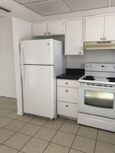 2340 Maple Ave in Ft. Myers, FL - Foto de edificio - Building Photo