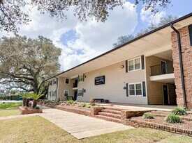 Courtyard Apartments at Cordova in Pensacola, FL - Building Photo