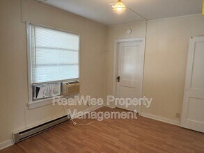 410 SE 2nd St in Oakland, OR - Foto de edificio - Building Photo