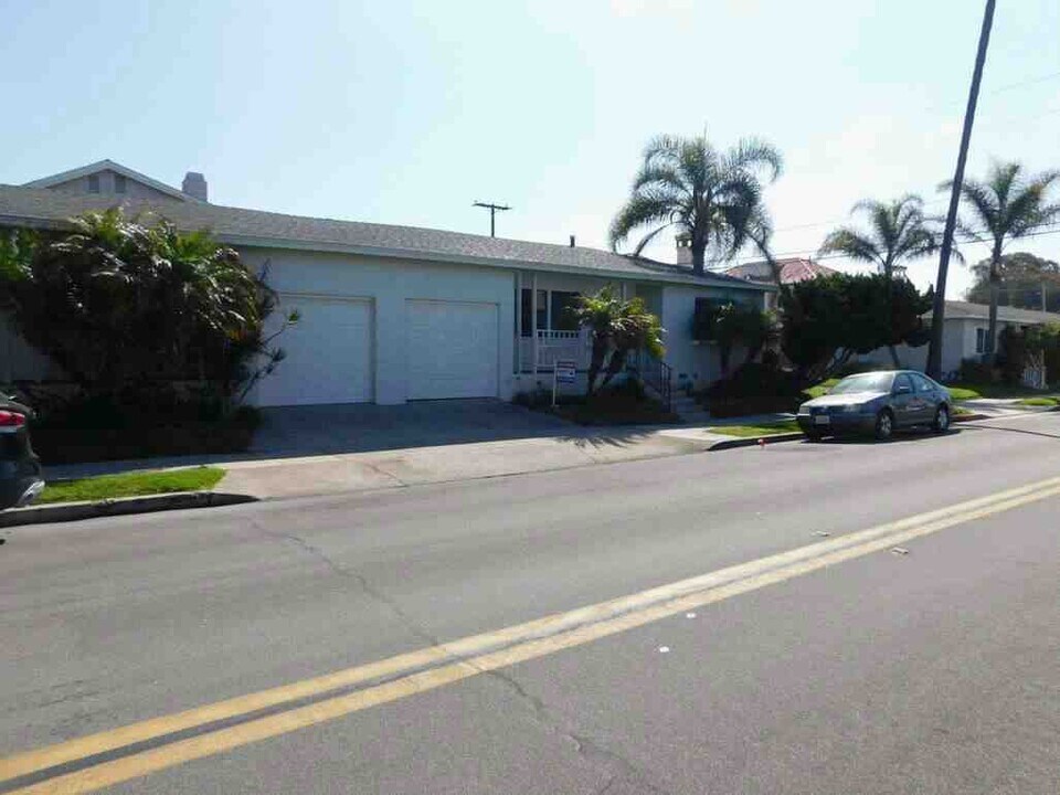 1318 Palm Ave in Huntington Beach, CA - Building Photo