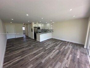 7420 SW 82nd St in Miami, FL - Building Photo - Building Photo