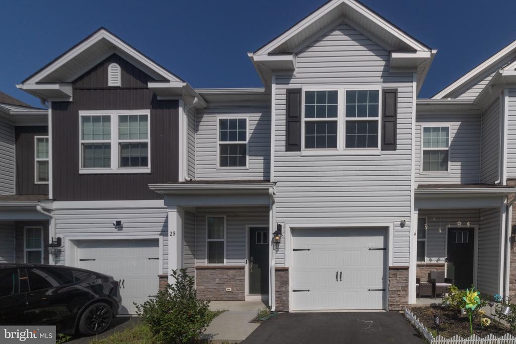 28 Peregrine Way in Burlington, NJ - Building Photo