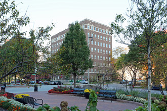 St. Clair in Milwaukee, WI - Foto de edificio - Building Photo