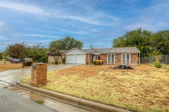 3049 Valley Forge Trail in Forest Hill, TX - Building Photo - Building Photo