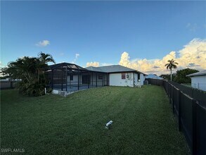 1020 SW 11th Ct in Cape Coral, FL - Foto de edificio - Building Photo