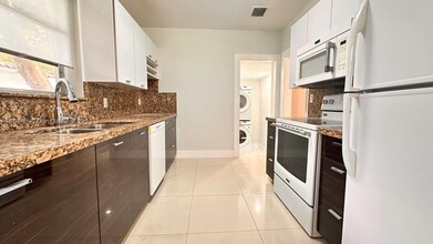 2474 SW 24th Ter in Miami, FL - Foto de edificio - Building Photo