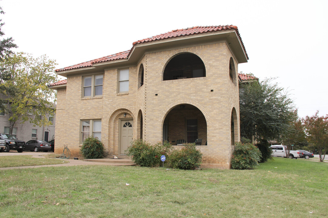 3300 S University in Fort Worth, TX - Foto de edificio