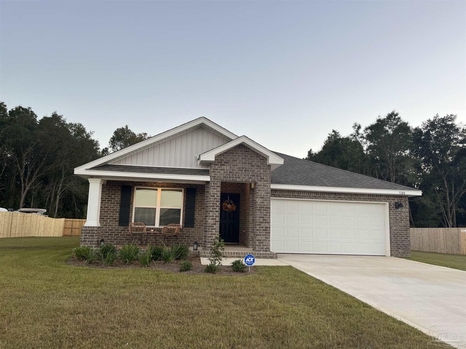 5108 Gaineswood Dr in Milton, FL - Foto de edificio