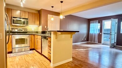 5404 Balboa Arms Dr, Unit 354 in San Diego, CA - Building Photo - Building Photo