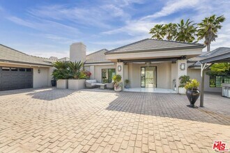 1111 Somera Rd in Los Angeles, CA - Building Photo - Building Photo