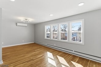 19 Evelyn Ct in Maplewood, NJ - Building Photo - Building Photo