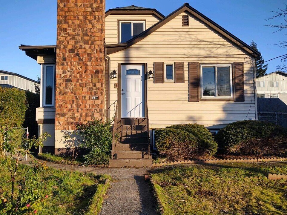 130 Rainier Ave in Bremerton, WA - Building Photo