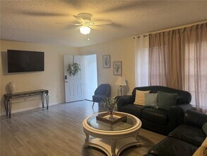 2208 Valleybrook Ave in Valrico, FL - Building Photo - Building Photo