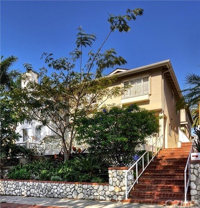 607 Iris Ave in Corona Del Mar, CA - Building Photo