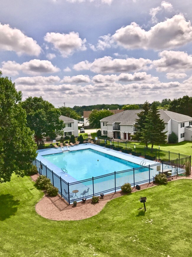 Whispering Pines in Madison, WI - Foto de edificio - Building Photo