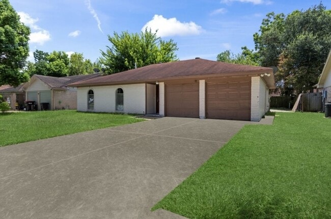 6811 Feather Creek Dr in Houston, TX - Building Photo - Building Photo