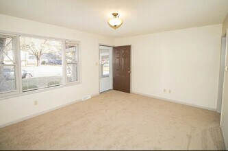 554 S Circle Dr in Derby, KS - Building Photo - Building Photo