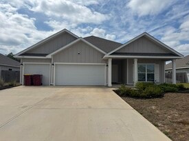 734 Quintana St in Crestview, FL - Building Photo