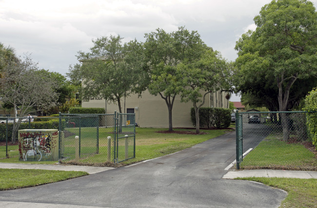 Coral Bay Plaza in Miami, FL - Building Photo - Building Photo