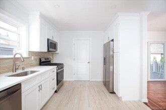 310 Columbus Pkwy in Mineola, NY - Building Photo - Building Photo