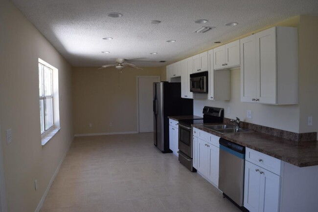 1657 SE Floresta Dr in Port St. Lucie, FL - Building Photo - Building Photo