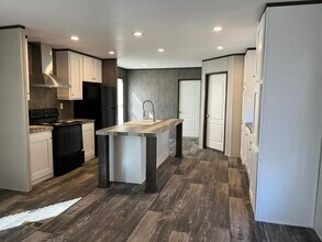 107 Toledo St in Conroe, TX - Foto de edificio - Building Photo