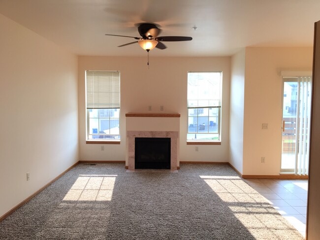 833 Peace Ln, Unit 833 in Oregon, WI - Foto de edificio - Building Photo
