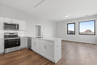 1900 W Lawrence Ave in Chicago, IL - Building Photo - Building Photo