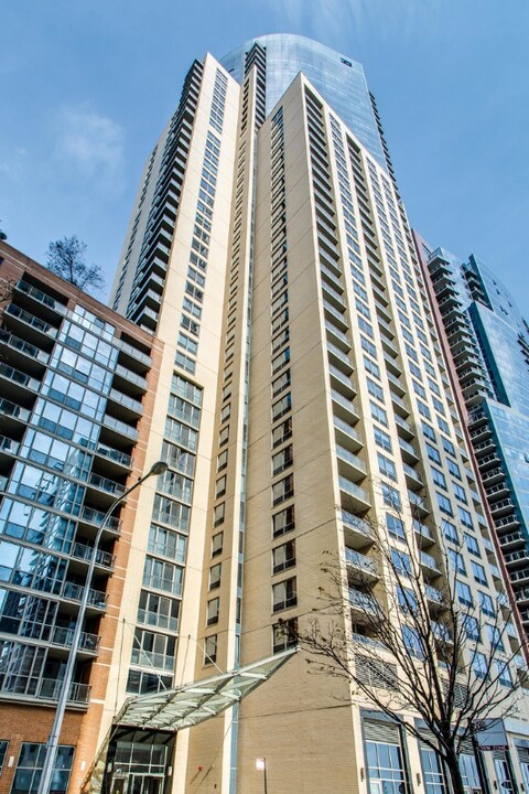 420 E Waterside Dr in Chicago, IL - Building Photo