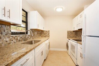 4902 SW 138th Ave in Miami, FL - Foto de edificio - Building Photo