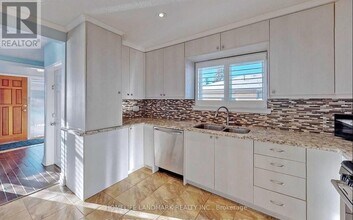 381 Osiris Dr in Richmond Hill, ON - Building Photo - Building Photo