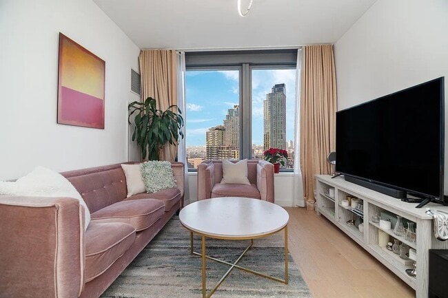 3 Ct Square W in Queens, NY - Foto de edificio - Building Photo