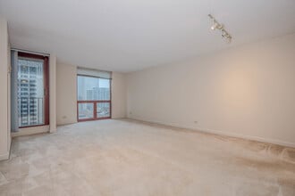 200 N Dearborn St in Chicago, IL - Building Photo - Building Photo