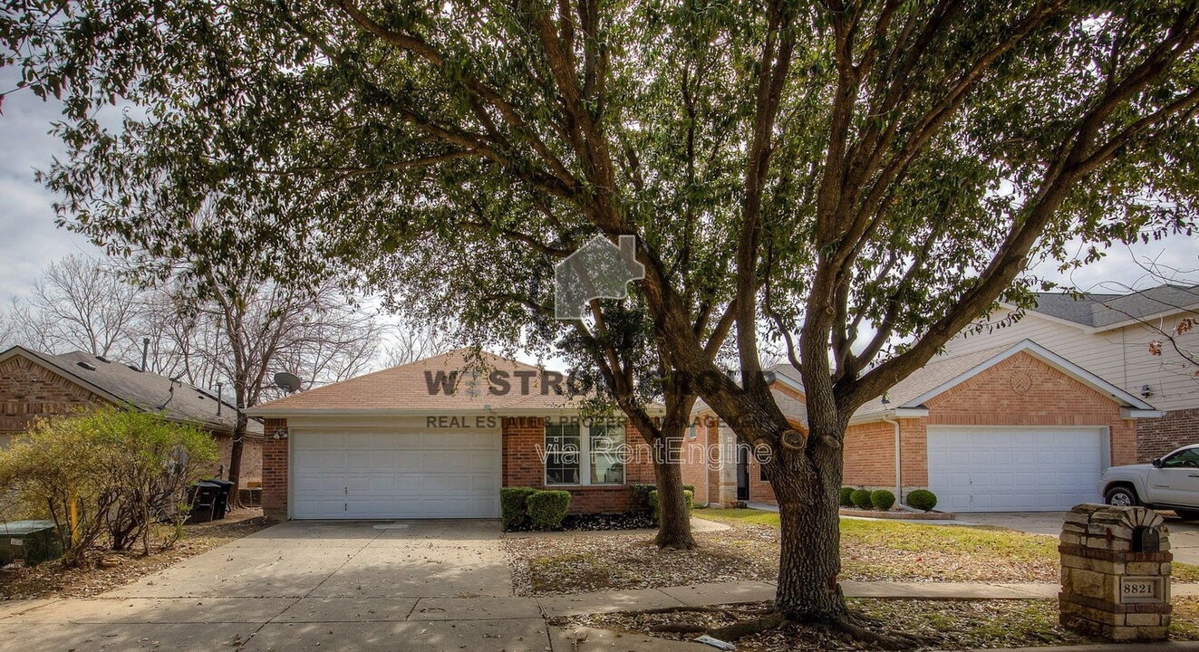 8821 Highland Orchard Dr in Fort Worth, TX - Building Photo