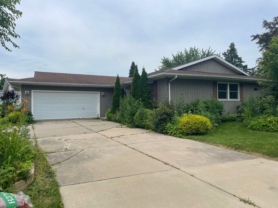 323 Santa Fe Trail in Waunakee, WI - Building Photo