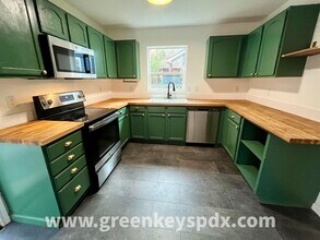 5025 N Newark St in Portland, OR - Building Photo - Building Photo