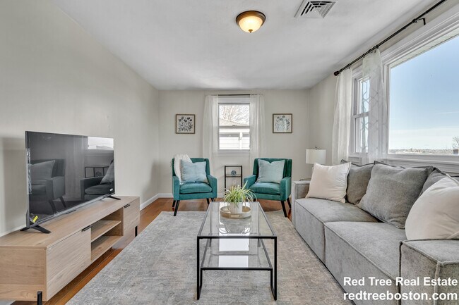 74 Dunboy St, Unit 2 in Boston, MA - Foto de edificio - Building Photo