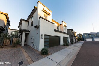 3033 N 37th Wy in Phoenix, AZ - Building Photo - Building Photo