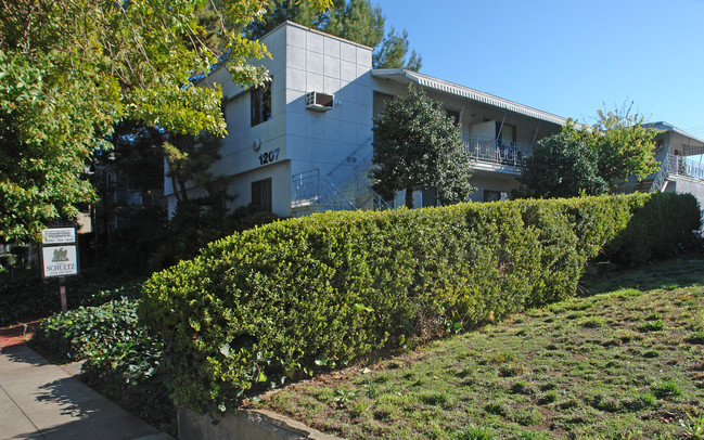 1207 Huntington Dr in South Pasadena, CA - Building Photo - Building Photo