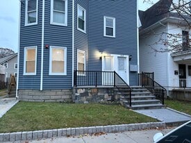 406 Pawtucket Ave, Unit 1st Floor Front in Pawtucket, RI - Building Photo