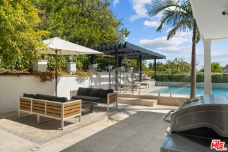 9620 Highridge Dr in Beverly Hills, CA - Building Photo - Building Photo
