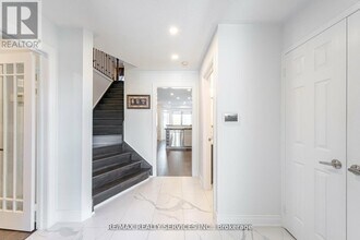 5749 Greensboro Dr in Mississauga, ON - Building Photo - Building Photo