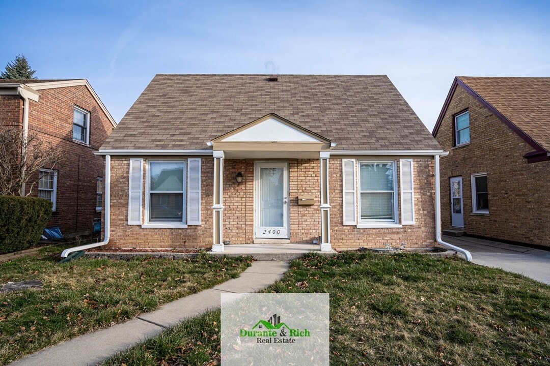 2400 Gillen St in Racine, WI - Building Photo