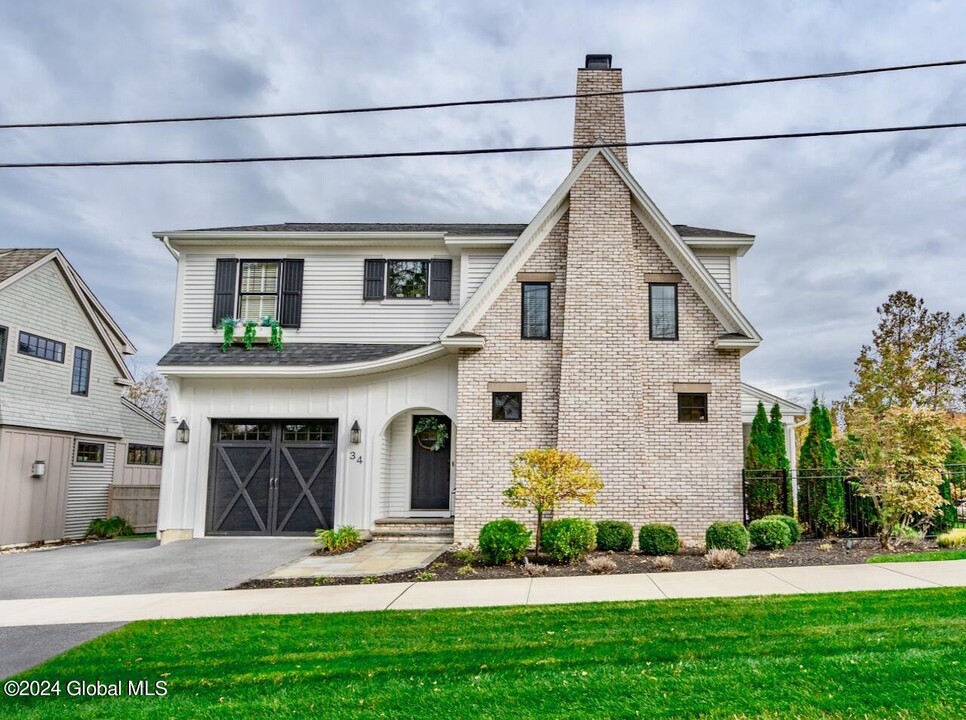 34 Hyde St in Saratoga Springs, NY - Building Photo