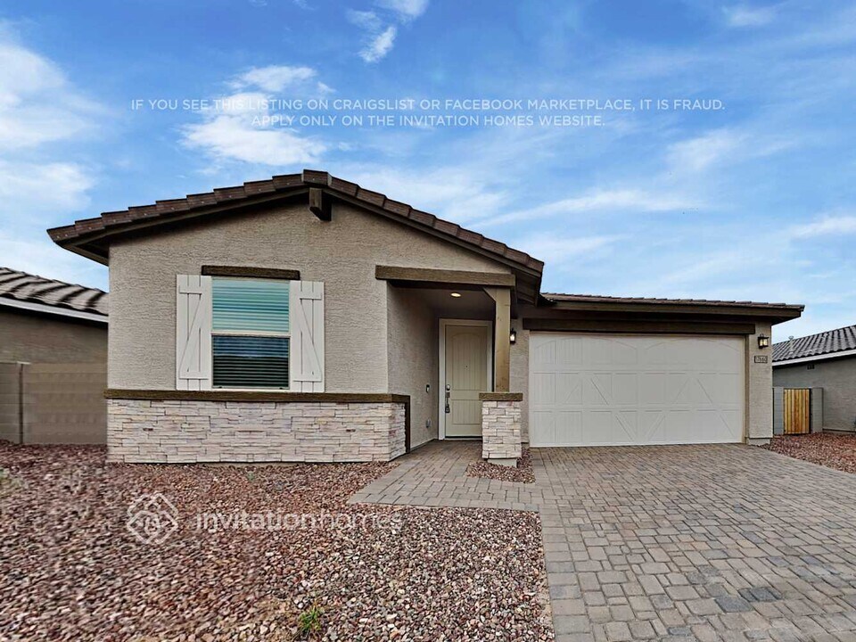 17660 W Fetlock Trl in Surprise, AZ - Foto de edificio