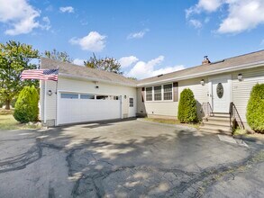 72 Pistapaug Rd in North Branford, CT - Building Photo - Building Photo