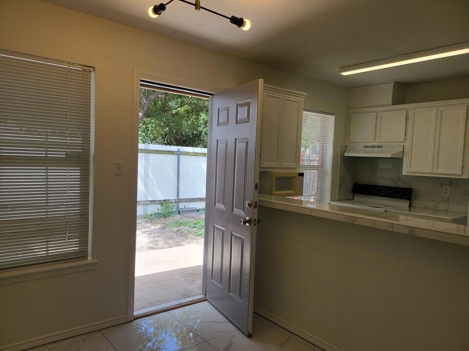 1018 Lexington Cir, Unit 5 in Edinburg, TX - Building Photo